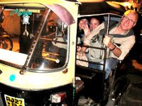 Turizmciler Udaipur'da tuk-tuk'ta