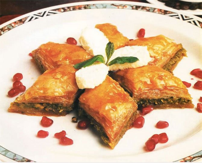 diyarbakir,-hacibaba-pastaneleri,-karamelli-baklava,-karamelli-kadayif.jpg