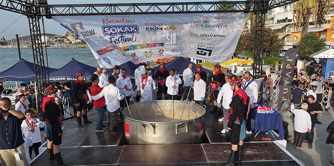 kusadasi-sokak-festivali-.jpg