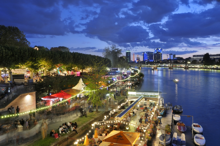 museumsuferfest_copyright-visitfrankfurt_holger-ullmann_front_magnific.jpg